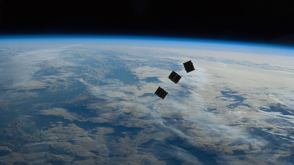 圖7、即將升空的ZIMSAT-1 類似圖中的立方體小型衛星 (NASA)